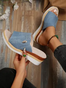 Détail montrant la texture denim et la semelle plateforme des sandales compensées