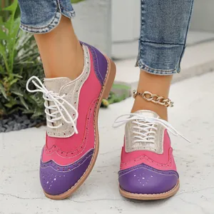 Primer plano detallado de zapatos Brogue color block para mujer con diseño de cordones rosa