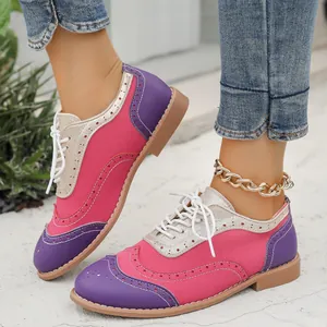 Vista detallada de los zapatos Brogue para mujer con diseño color-block y cordones