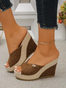 Stijlvolle bruine sleehak sandalen met geweven jute zool en een metalen versiering