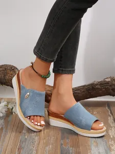 Vue détaillée des sandales compensées en denim bleu pour femmes avec une semelle épaisse