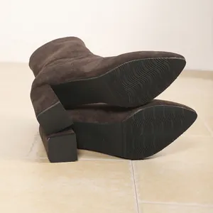 Nahaufnahme brauner Stretch-Stiefeletten aus Wildleder mit Blockabsatz und rutschfester Sohle