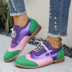 Primer plano de zapatos Brogue multicolores con cordones blancos usados con vaqueros