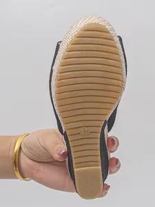Detailopname van de antislip rubberen loopzool van een slipper met sleehak, maat 37
