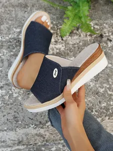 Vue détaillée des mules à plateforme pour femmes en denim avec semelles épaisses