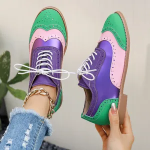 Detalle de zapatos Brogue coloridos para mujer con diseño de retazos y cordones clásicos