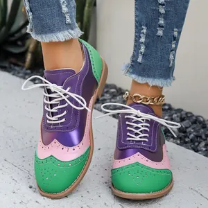 Zapatos Oxford Brogue con diseño de retazos coloridos y cordones blancos detalle