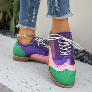 Vista detallada de zapatos Brogue coloridos de patchwork para mujer con cordones blancos