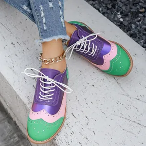 Primer plano de zapatos Brogue coloridos con cordones para mujer en púrpura rosa verde
