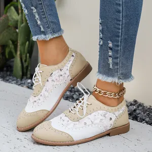 Vista detallada de zapatos Brogue florales para mujer en beige y blanco con diseño de cordones