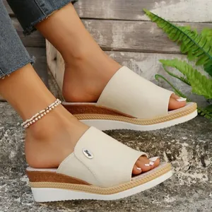 Élégantes sandales à plateforme beige pour femmes avec semelles compensées texture liège