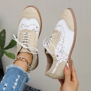 Zapatos brogue vintage con flores para mujer con diseño de bloques de color y cordones.