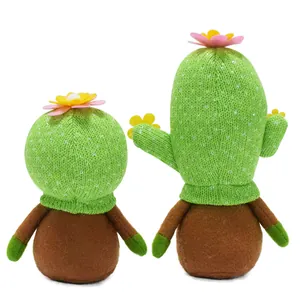Rückansicht handgefertigter gestrickter Kaktus-Gnom-Plüschtiere mit bunten Filzblumen