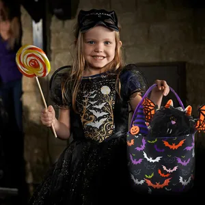 Niña con bolsa de regalo de tela con estampado de murciélagos para Halloween y juguetes.