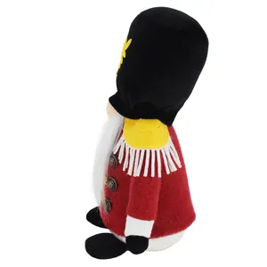Vista lateral detallada de un gnomo cascanueces de peluche para decoración de Navidad