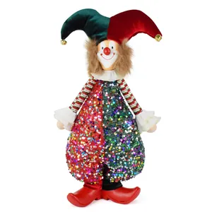 Detalle de muñeca de payaso festiva con lentejuelas de colores y gorro de terciopelo