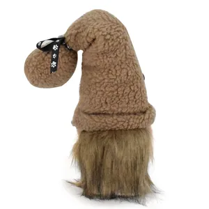 Vista dettagliata di uno gnomo a tema cane marrone con cappello sherpa e fiocco con zampe
