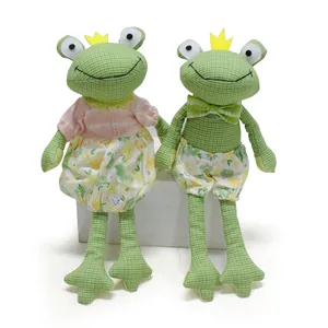 Une paire de poupées prince grenouille en tissu avec couronnes et tenues florales