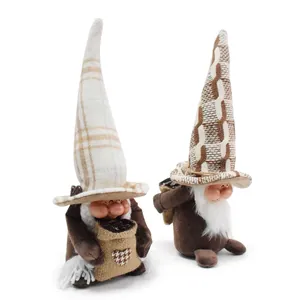 Zwei Kaffee-Gnome mit Harzgesichtern und Strickmützen für die gemütliche Café-Deko