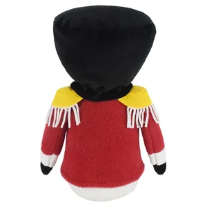 Detalle de vista trasera de un muñeco de peluche gnomo cascanueces navideño rojo hecho