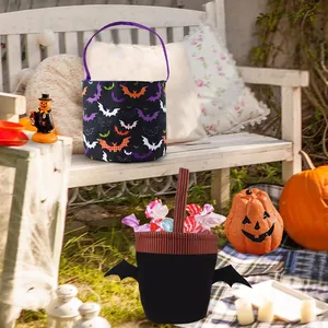 Detalle de bolsas de regalo creativas de tela para Halloween con diseños de murciélago