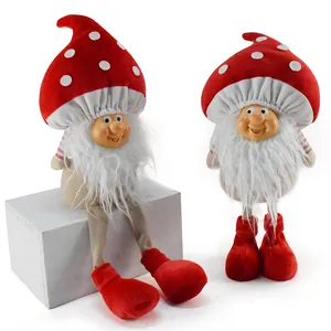 Set di due gnomi natalizi festivi con cappelli a fungo e facce in resina dettagliate