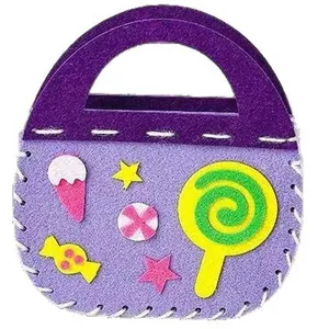 Bolso de fieltro DIY para niños con apliques de caramelos de colores en fondo blanco.
