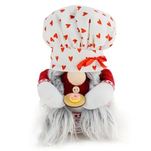 Gnome chef en peluche avec chapeau à cœurs et accessoire beignet pour décoration