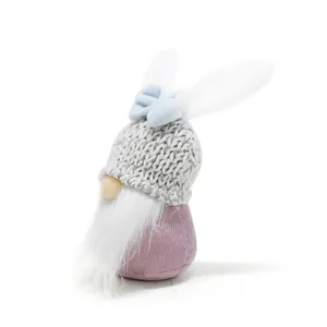 Detailansicht eines Ostergnoms mit Hasenohren, Strickmütze und flauschigem weißem Bart
