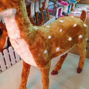 Vista de detalle de un reno de simulación con pelaje marrón realista y manchas blancas