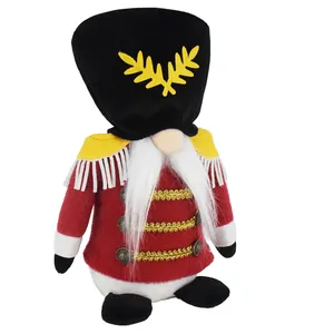 Detalle de un gnomo soldado cascanueces de Navidad de felpa con una larga barba blanca