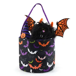 Vista detallada de bolsa de regalo de Halloween con murciélagos y juguete de monstruo peludo.