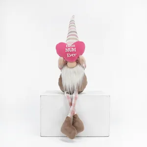 Dettaglio gnomo per la Festa della Mamma con cuore rosa 'Best MUM Ever'