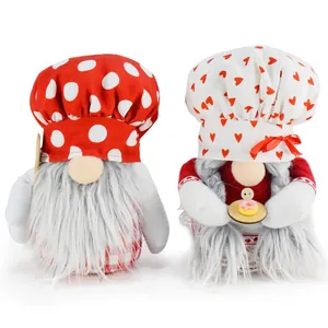 Adorables gnomes de cuisine faits main avec chapeaux à pois rouges et motifs de cœurs