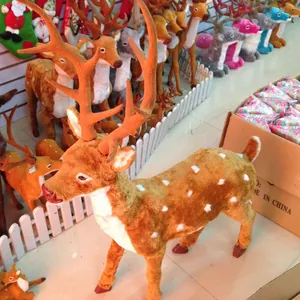 Detalle de varios tamaños de renos de Navidad de felpa para decoración de escaparates.