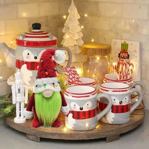 Primo piano di un festoso gnomo di Natale di peluche con barba verde e mini luci