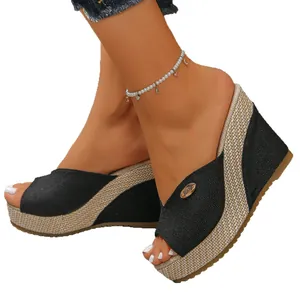 Zwarte dames sandalen met sleehak, strooien plateauzool en open teen ontwerp.