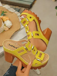 Vue détaillée de sandales plates-formes jaunes avec boucles et talons compensés