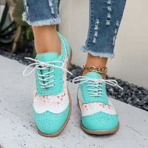 Primer plano de zapatos Brogue verde menta para mujer con estampado floral y cordones