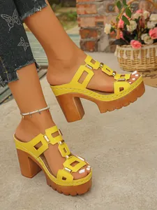 Vue détaillée de mules à plateforme jaunes avec boucles métalliques et talons hauts