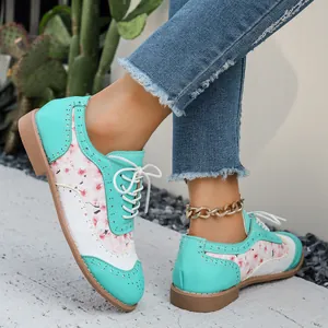 Vista detallada de los zapatos Oxford brogue florales verde menta con cordones clásicos