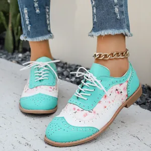 Vista detallada de los zapatos Oxford con cordones para mujer en azul Tiffany y flores