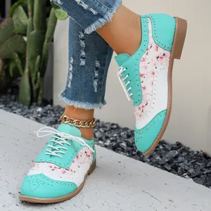 Detalle de zapatos brogue para mujer en turquesa con estampado floral y cordones