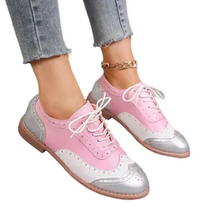 Elegantes zapatos brogue para mujer con diseño de patchwork en rosa, blanco y plata