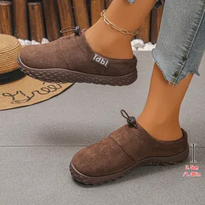 Detailed view of the 3.5cm thickened sole on brown suede slip-on shoes.