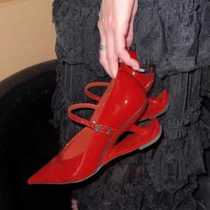 Rote Mary Jane Pumps aus Lackleder mit einzigartigem skulpturalem Absatz Detail.