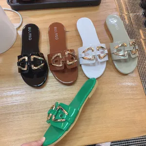 Sandali piatti da donna con finitura lucida e catena dorata in vari colori vivaci