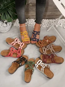 Vielfältige bunte Slipper mit geometrischer Schnalle und weicher rutschfester Sohle.