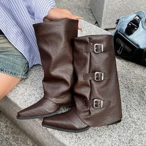 Detailopname van bruine kunstlederen Martin boots met drie gespen en een wijde schacht
