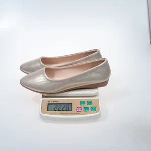 Detailed view showing the lightweight 222.8g weight of pointed-toe flat shoes.